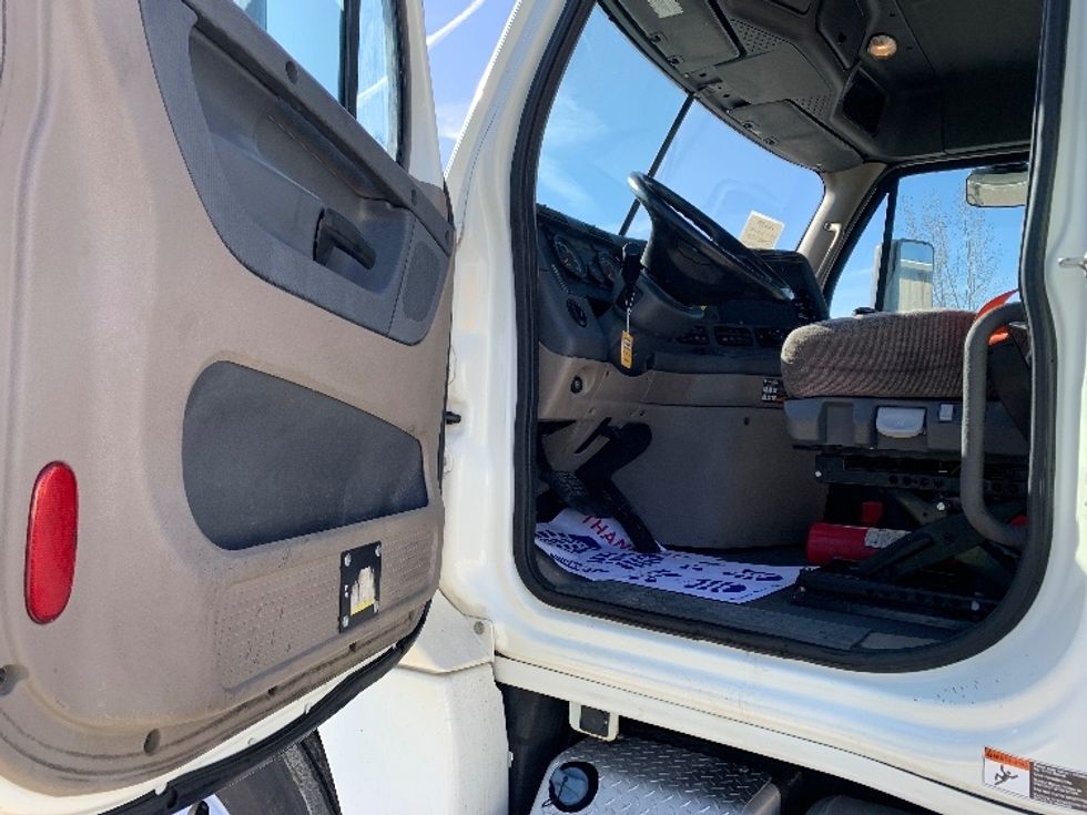 Day Cab Tractor-Heavy Duty Tractors-Freightliner-2019-Cascadia 12564ST-Saginaw-MI-333,643\n\t\tmiles-$ 51,000 - Image 9