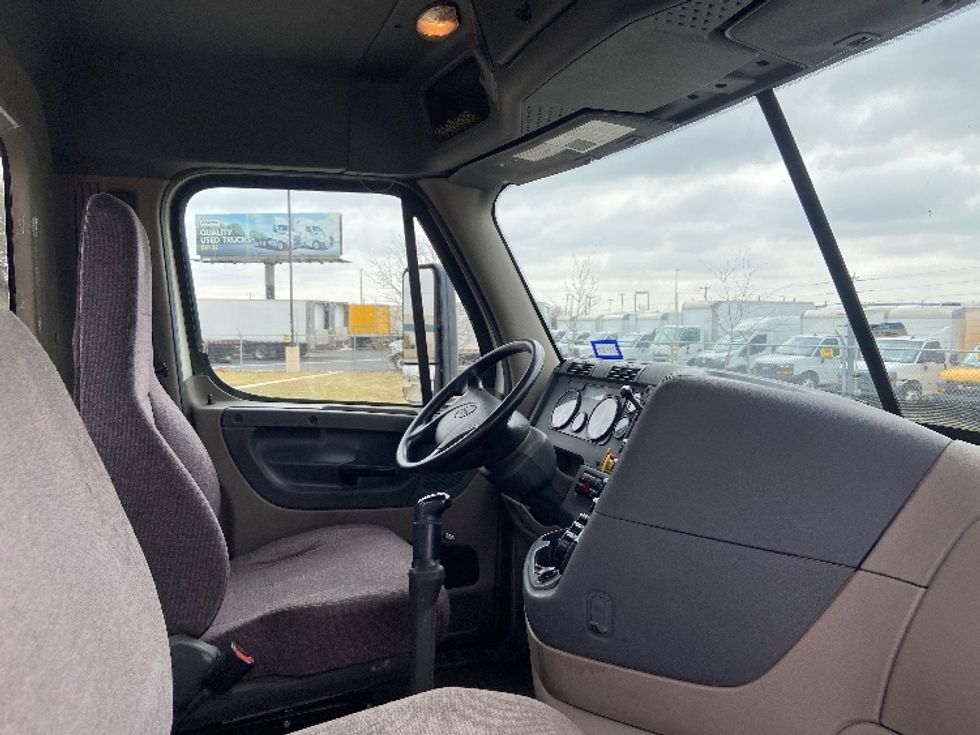 Day Cab Tractor-Heavy Duty Tractors-Freightliner-2019-Cascadia 12564ST-San Antonio-TX-210,516\n\t\tmiles-$ 44,750 - Image 14