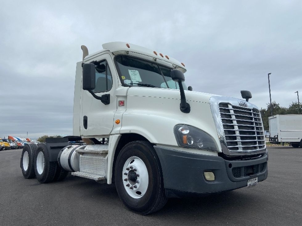Day Cab Tractor-Heavy Duty Tractors-Freightliner-2019-Cascadia 12564ST-San Antonio-TX-374,203\n\t\tmiles-$ 49,500 - Image 1