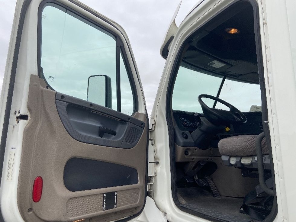 Day Cab Tractor-Heavy Duty Tractors-Freightliner-2019-Cascadia 12564ST-San Antonio-TX-374,203\n\t\tmiles-$ 49,500 - Image 9