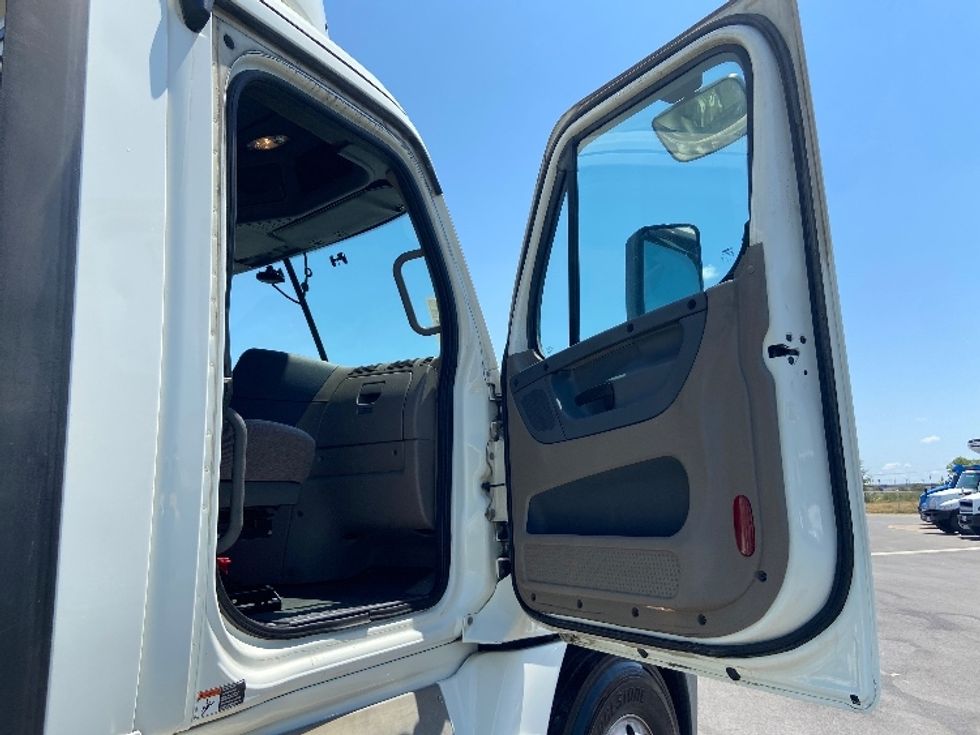 Day Cab Tractor-Heavy Duty Tractors-Freightliner-2019-Cascadia 12564ST-San Antonio-TX-615,414\n\t\tmiles-$ 29,500 - Image 12