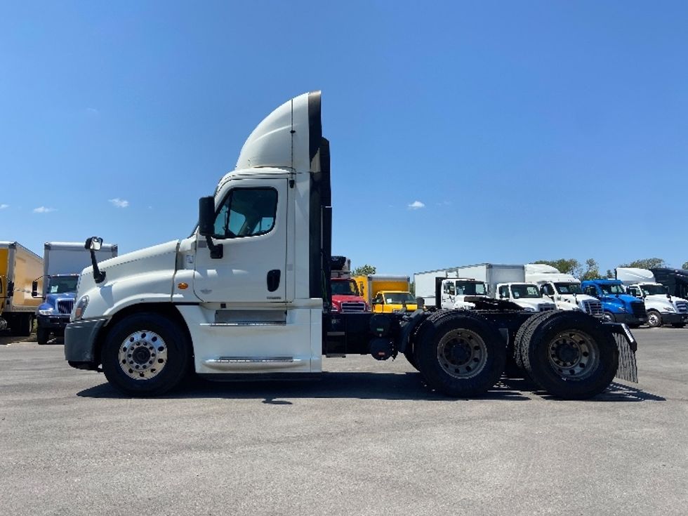 Day Cab Tractor-Heavy Duty Tractors-Freightliner-2019-Cascadia 12564ST-San Antonio-TX-615,414\n\t\tmiles-$ 29,500 - Image 4