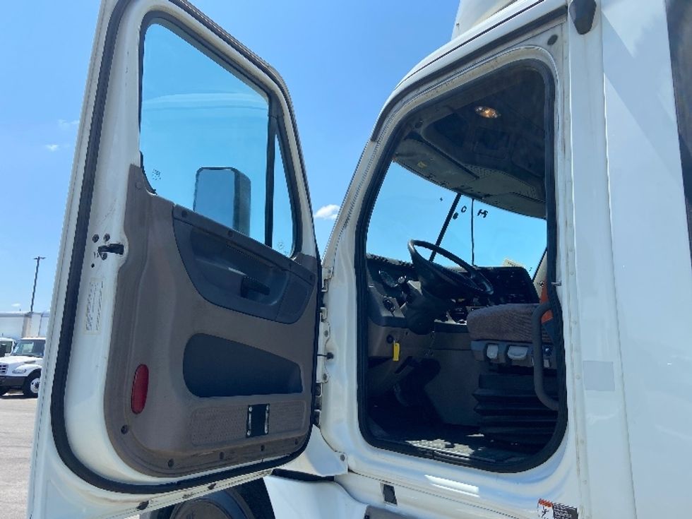 Day Cab Tractor-Heavy Duty Tractors-Freightliner-2019-Cascadia 12564ST-San Antonio-TX-615,414\n\t\tmiles-$ 29,500 - Image 9