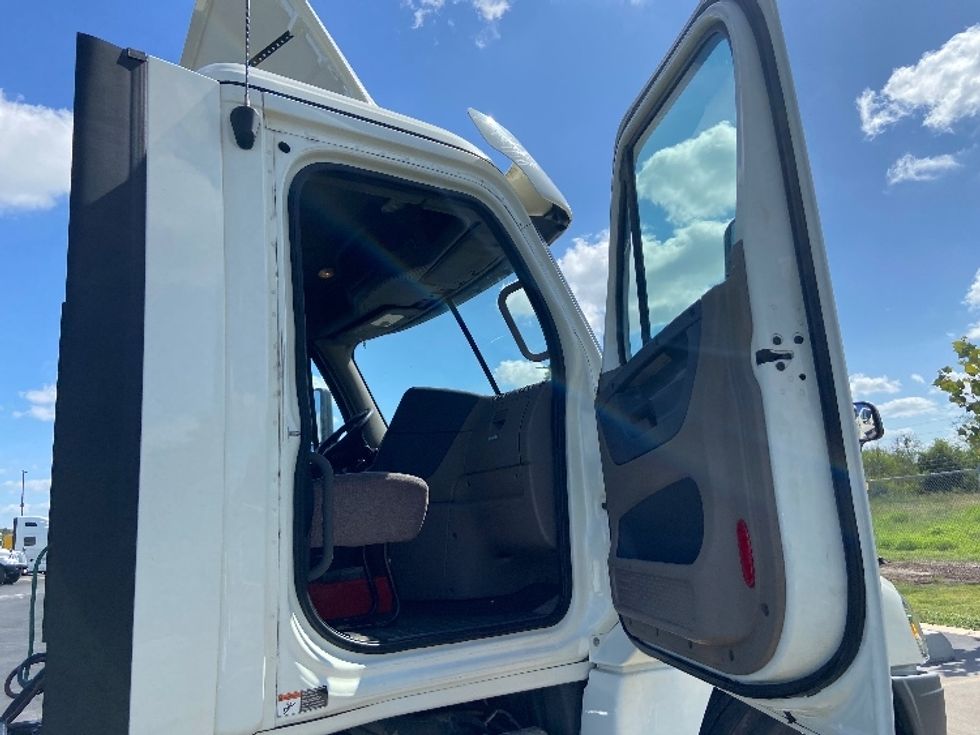 Day Cab Tractor-Heavy Duty Tractors-Freightliner-2019-Cascadia 12564ST-San Antonio-TX-615,500\n\t\tmiles-$ 26,250 - Image 12