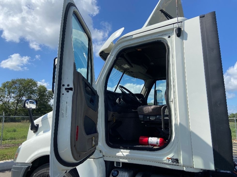 Day Cab Tractor-Heavy Duty Tractors-Freightliner-2019-Cascadia 12564ST-San Antonio-TX-615,500\n\t\tmiles-$ 26,250 - Image 9