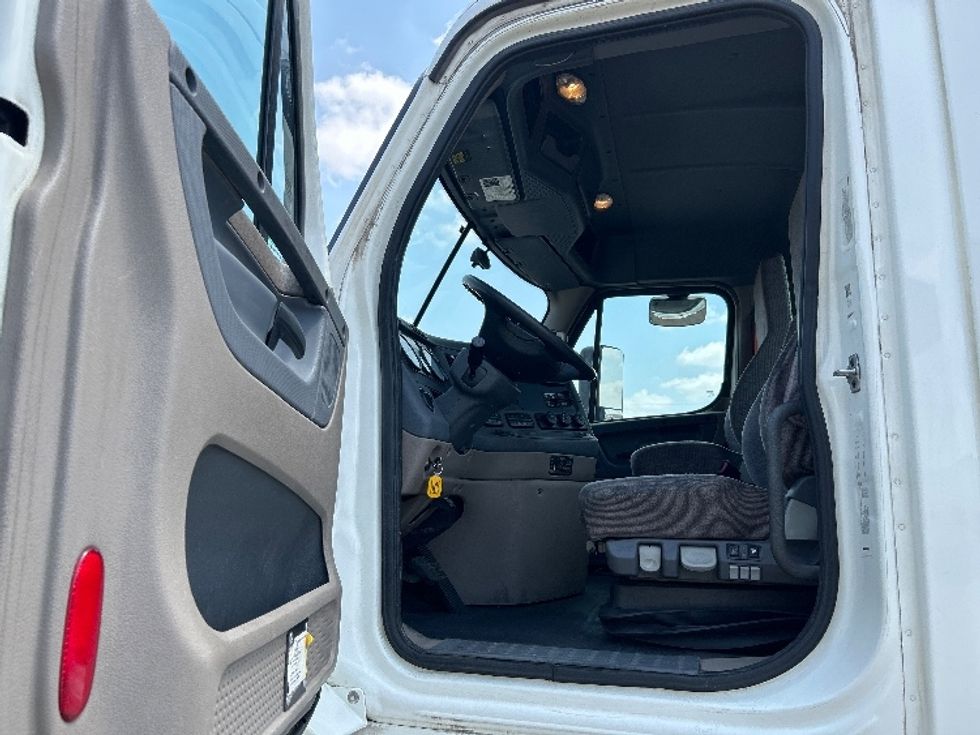 Day Cab Tractor-Heavy Duty Tractors-Freightliner-2019-Cascadia 12564ST-San Antonio-TX-654,262\n\t\tmiles-$ 26,500 - Image 9