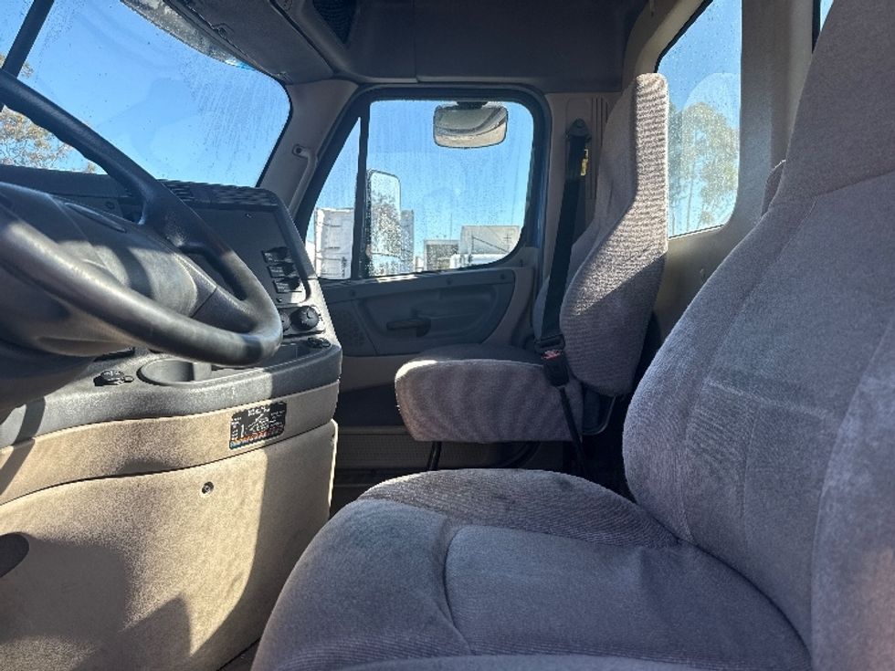 Day Cab Tractor-Heavy Duty Tractors-Freightliner-2019-Cascadia 12564ST-San Marcos-CA-190,326\n\t\tmiles-$ 56,500 - Image 10