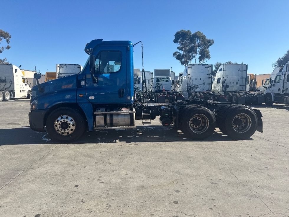 Day Cab Tractor-Heavy Duty Tractors-Freightliner-2019-Cascadia 12564ST-San Marcos-CA-190,326\n\t\tmiles-$ 56,500 - Image 4
