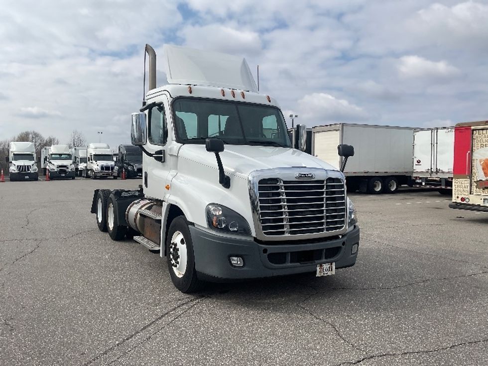 Day Cab Tractor-Heavy Duty Tractors-Freightliner-2019-Cascadia 12564ST-South Bend-IN-224,574\n\t\tmiles-$ 50,000 - Image 1