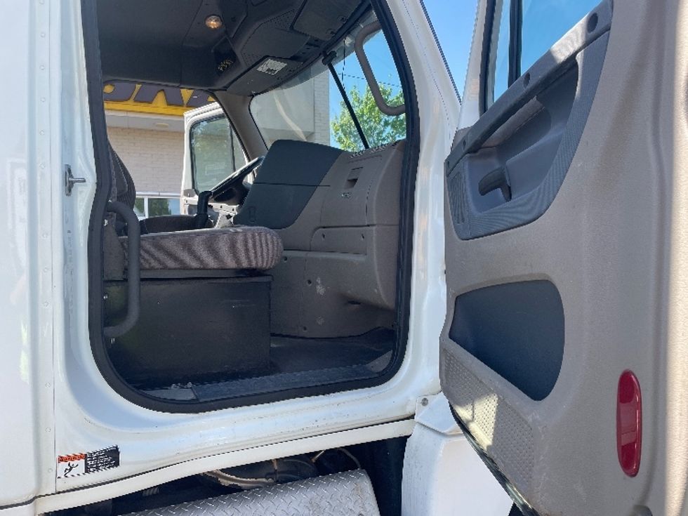 Day Cab Tractor-Heavy Duty Tractors-Freightliner-2019-Cascadia 12564ST-Spartanburg-SC-360,321\n\t\tmiles-$ 42,500 - Image 12