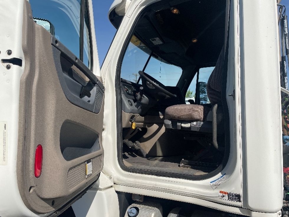 Day Cab Tractor-Heavy Duty Tractors-Freightliner-2019-Cascadia 12564ST-Spartanburg-SC-360,321\n\t\tmiles-$ 42,500 - Image 9