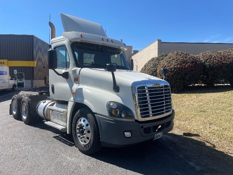 Day Cab Tractor-Heavy Duty Tractors-Freightliner-2019-Cascadia 12564ST-Spartanburg-SC-556,710\n\t\tmiles-$ 29,250 - Image 1