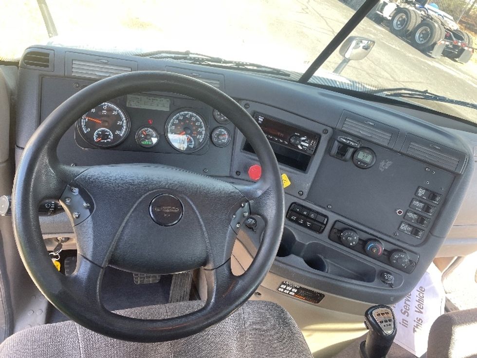 Day Cab Tractor-Heavy Duty Tractors-Freightliner-2019-Cascadia 12564ST-Spartanburg-SC-556,710\n\t\tmiles-$ 29,250 - Image 11