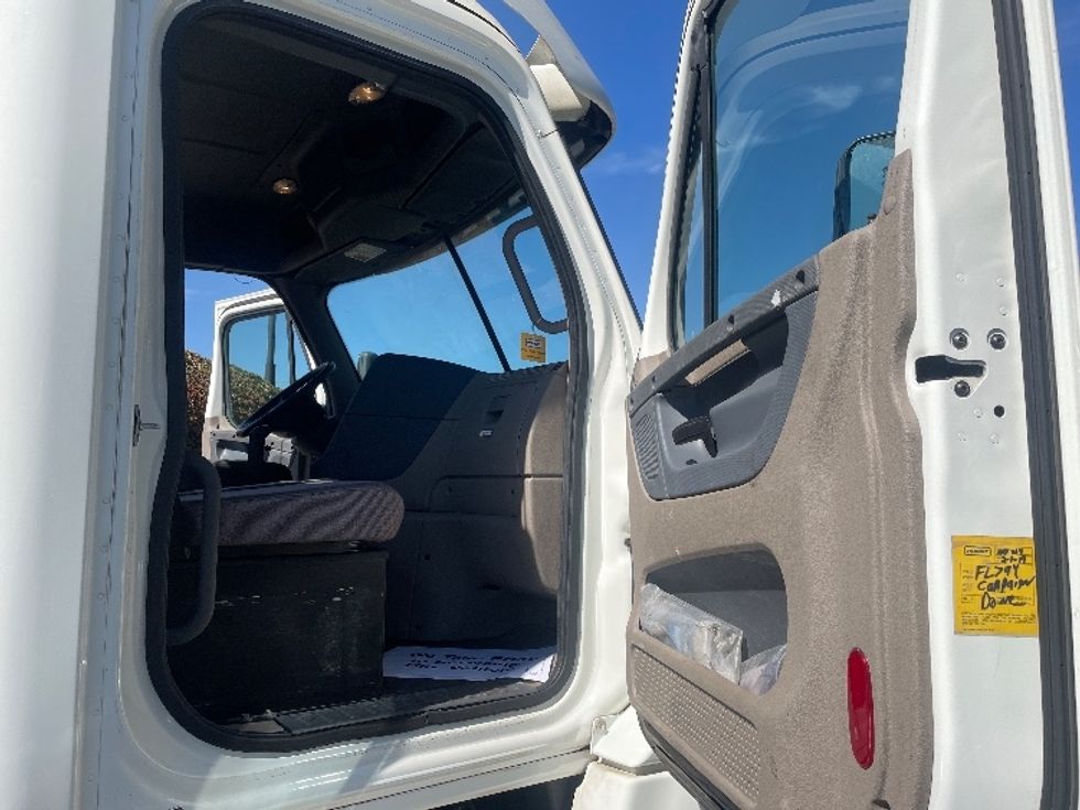 Day Cab Tractor-Heavy Duty Tractors-Freightliner-2019-Cascadia 12564ST-Spartanburg-SC-556,710\n\t\tmiles-$ 29,250 - Image 12