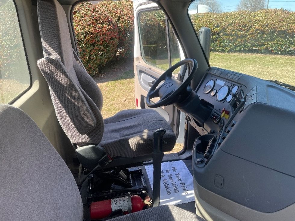 Day Cab Tractor-Heavy Duty Tractors-Freightliner-2019-Cascadia 12564ST-Spartanburg-SC-556,710\n\t\tmiles-$ 29,250 - Image 14