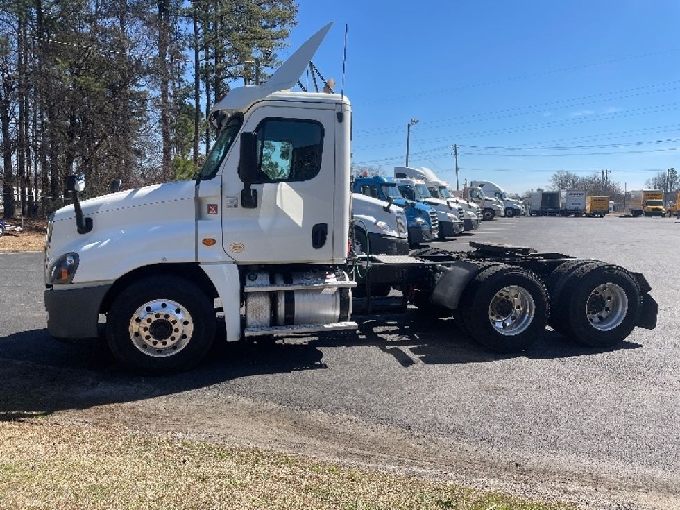 Day Cab Tractor-Heavy Duty Tractors-Freightliner-2019-Cascadia 12564ST-Spartanburg-SC-556,710\n\t\tmiles-$ 29,250 - Image 4