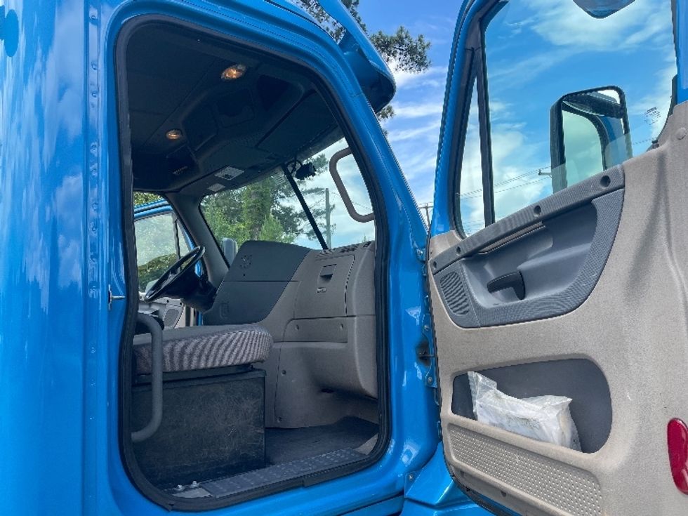 Day Cab Tractor-Heavy Duty Tractors-Freightliner-2019-Cascadia 12564ST-Spartanburg-SC-574,602\n\t\tmiles-$ 27,500 - Image 12