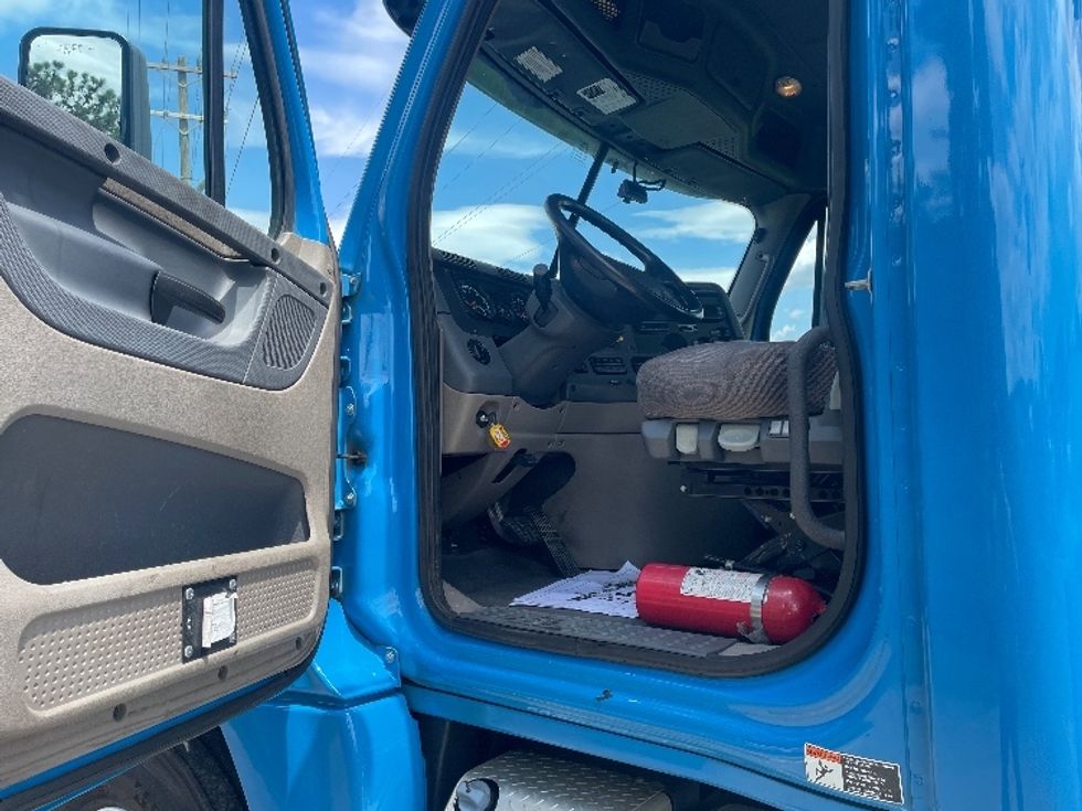 Day Cab Tractor-Heavy Duty Tractors-Freightliner-2019-Cascadia 12564ST-Spartanburg-SC-574,602\n\t\tmiles-$ 27,500 - Image 9