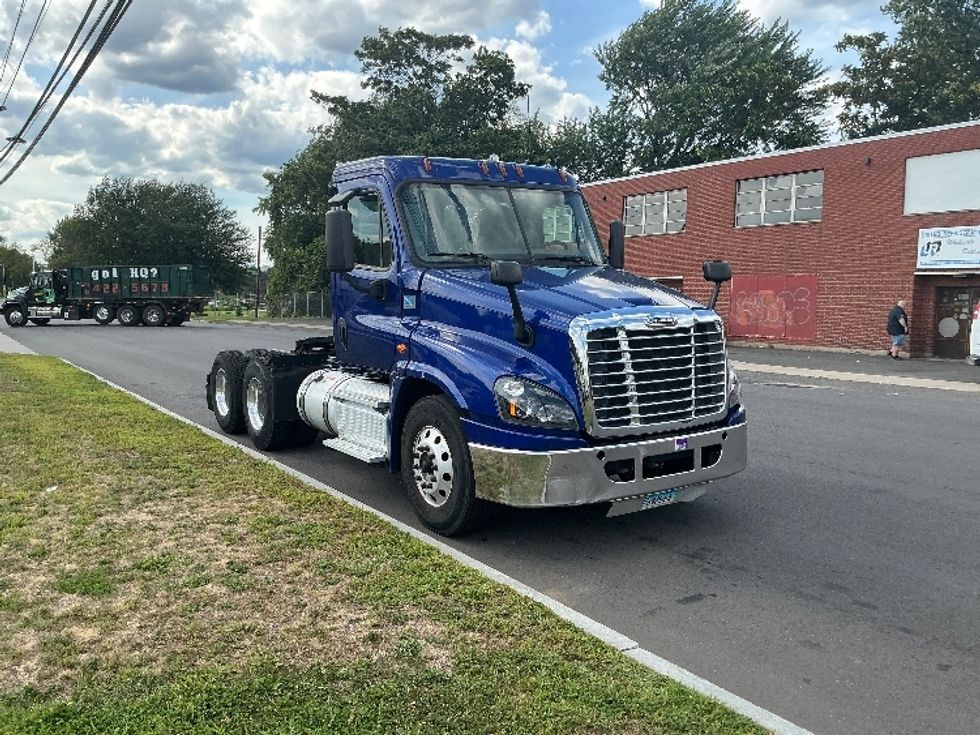 Day Cab Tractor-Heavy Duty Tractors-Freightliner-2019-Cascadia 12564ST-Springfield-MA-166,144\n\t\tmiles-$ 45,750 - Image 1