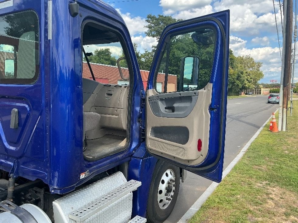 Day Cab Tractor-Heavy Duty Tractors-Freightliner-2019-Cascadia 12564ST-Springfield-MA-166,144\n\t\tmiles-$ 45,750 - Image 12