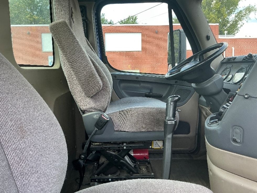 Day Cab Tractor-Heavy Duty Tractors-Freightliner-2019-Cascadia 12564ST-Springfield-MA-166,144\n\t\tmiles-$ 45,750 - Image 14