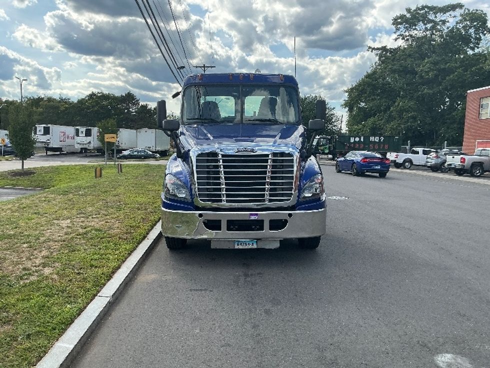 Day Cab Tractor-Heavy Duty Tractors-Freightliner-2019-Cascadia 12564ST-Springfield-MA-166,144\n\t\tmiles-$ 45,750 - Image 2