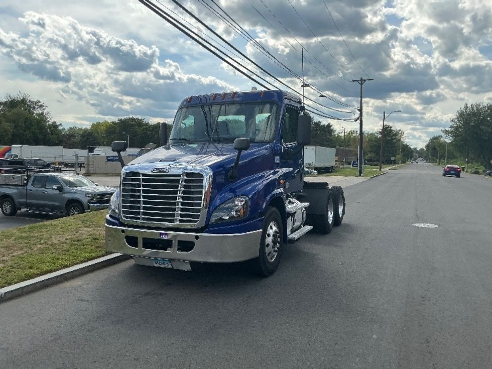 Day Cab Tractor-Heavy Duty Tractors-Freightliner-2019-Cascadia 12564ST-Springfield-MA-166,144\n\t\tmiles-$ 45,750 - Image 3