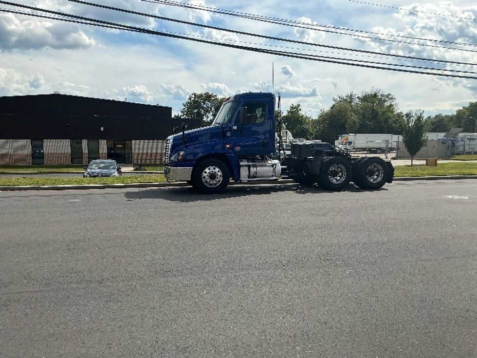 Day Cab Tractor-Heavy Duty Tractors-Freightliner-2019-Cascadia 12564ST-Springfield-MA-166,144\n\t\tmiles-$ 45,750 - Image 4