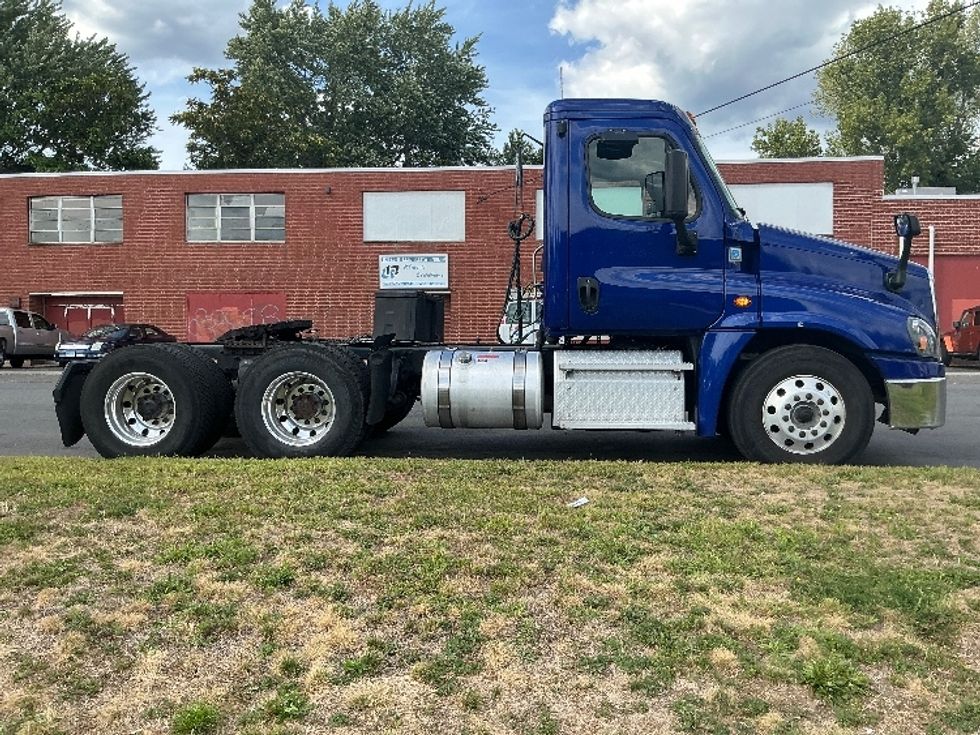 Day Cab Tractor-Heavy Duty Tractors-Freightliner-2019-Cascadia 12564ST-Springfield-MA-166,144\n\t\tmiles-$ 45,750 - Image 8