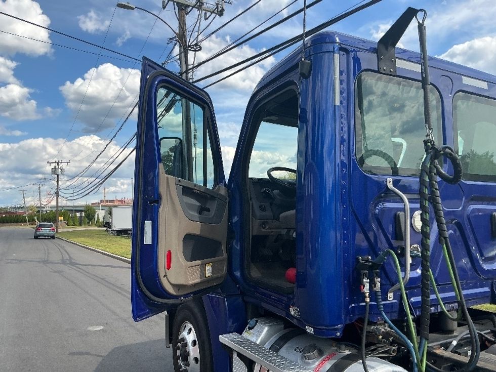 Day Cab Tractor-Heavy Duty Tractors-Freightliner-2019-Cascadia 12564ST-Springfield-MA-166,144\n\t\tmiles-$ 45,750 - Image 9