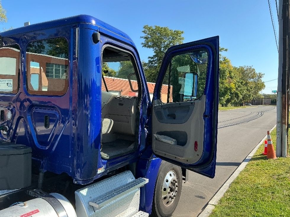Day Cab Tractor-Heavy Duty Tractors-Freightliner-2019-Cascadia 12564ST-Springfield-MA-182,520\n\t\tmiles-$ 45,750 - Image 12