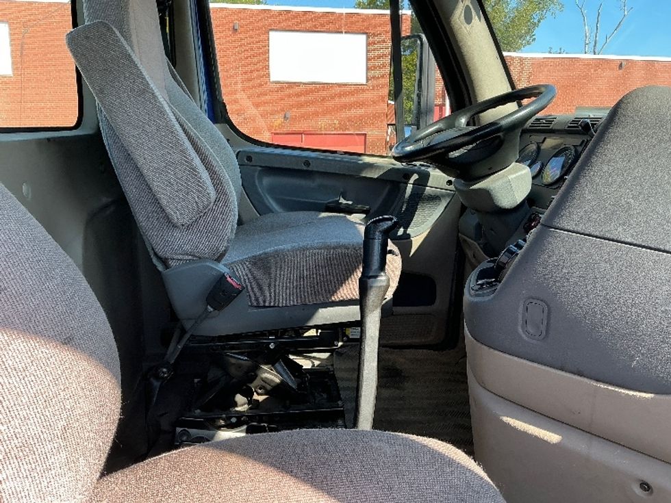 Day Cab Tractor-Heavy Duty Tractors-Freightliner-2019-Cascadia 12564ST-Springfield-MA-182,520\n\t\tmiles-$ 45,750 - Image 14