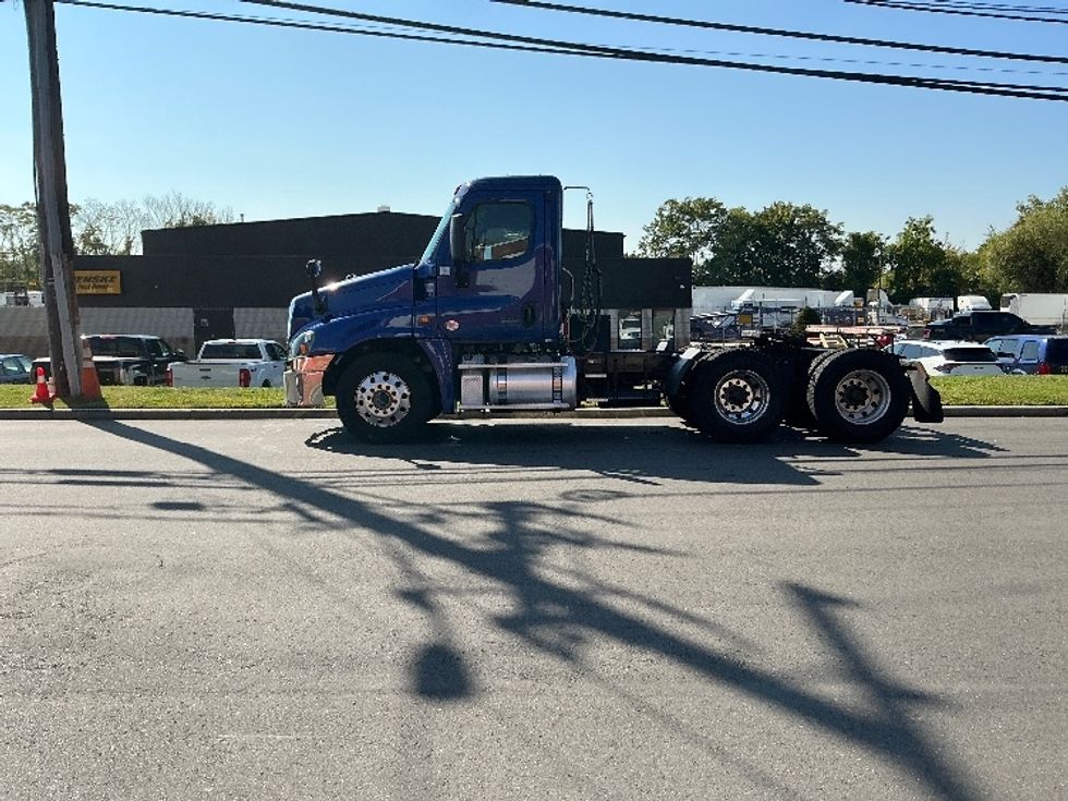 Day Cab Tractor-Heavy Duty Tractors-Freightliner-2019-Cascadia 12564ST-Springfield-MA-182,520\n\t\tmiles-$ 45,750 - Image 4