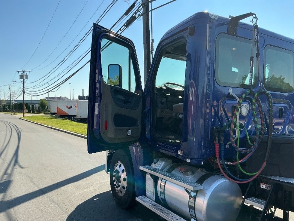Day Cab Tractor-Heavy Duty Tractors-Freightliner-2019-Cascadia 12564ST-Springfield-MA-182,520\n\t\tmiles-$ 45,750 - Image 9