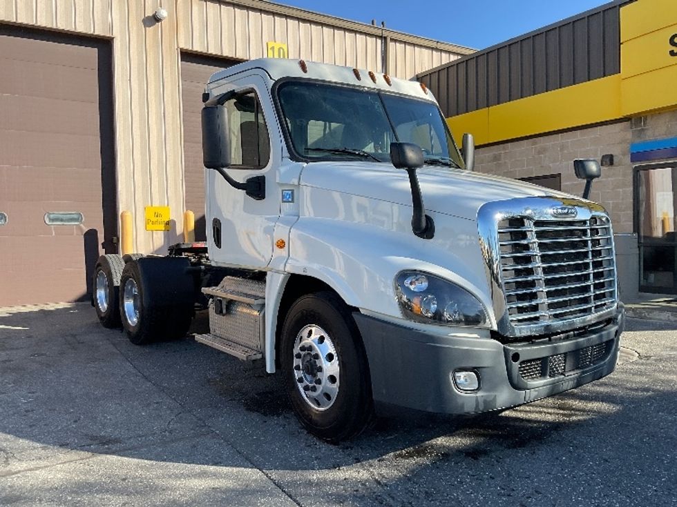 Day Cab Tractor-Heavy Duty Tractors-Freightliner-2019-Cascadia 12564ST-Springfield-MA-281,300\n\t\tmiles-$ 46,250 - Image 1