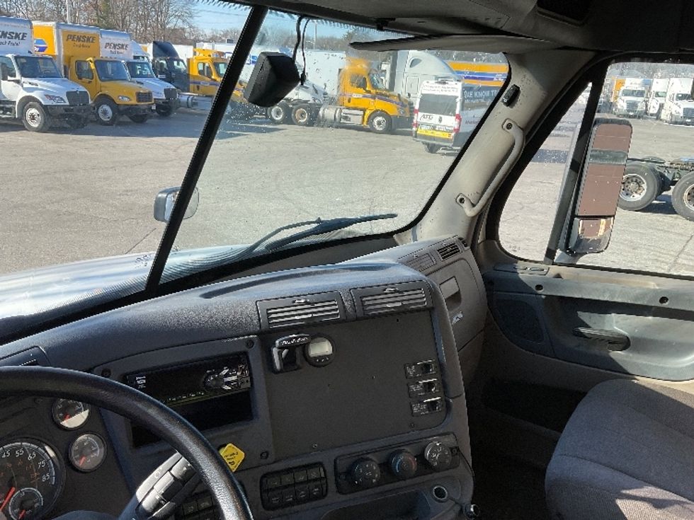 Day Cab Tractor-Heavy Duty Tractors-Freightliner-2019-Cascadia 12564ST-Springfield-MA-281,300\n\t\tmiles-$ 46,250 - Image 10