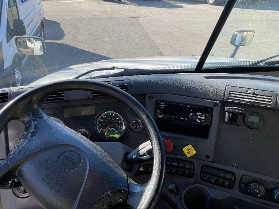 Day Cab Tractor-Heavy Duty Tractors-Freightliner-2019-Cascadia 12564ST-Springfield-MA-281,300\n\t\tmiles-$ 46,250 - Image 11