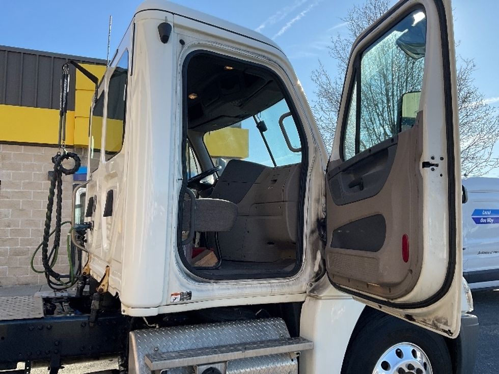 Day Cab Tractor-Heavy Duty Tractors-Freightliner-2019-Cascadia 12564ST-Springfield-MA-281,300\n\t\tmiles-$ 46,250 - Image 12