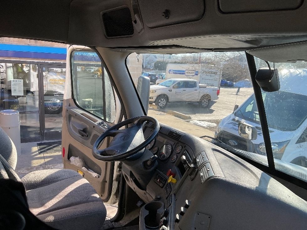 Day Cab Tractor-Heavy Duty Tractors-Freightliner-2019-Cascadia 12564ST-Springfield-MA-281,300\n\t\tmiles-$ 46,250 - Image 14