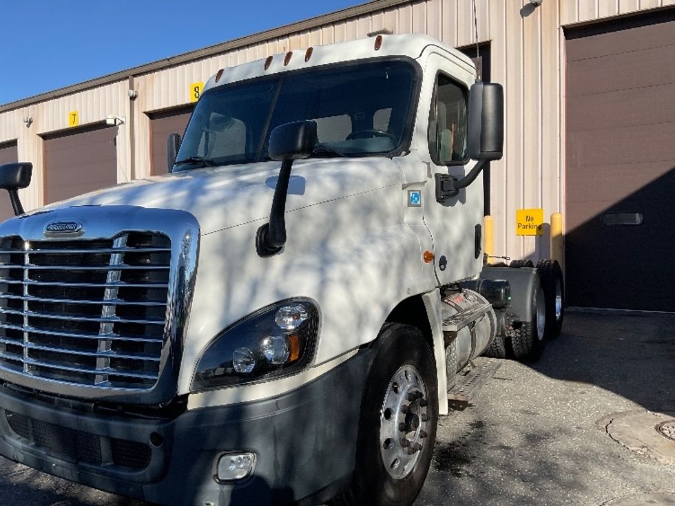 Day Cab Tractor-Heavy Duty Tractors-Freightliner-2019-Cascadia 12564ST-Springfield-MA-281,300\n\t\tmiles-$ 46,250 - Image 3