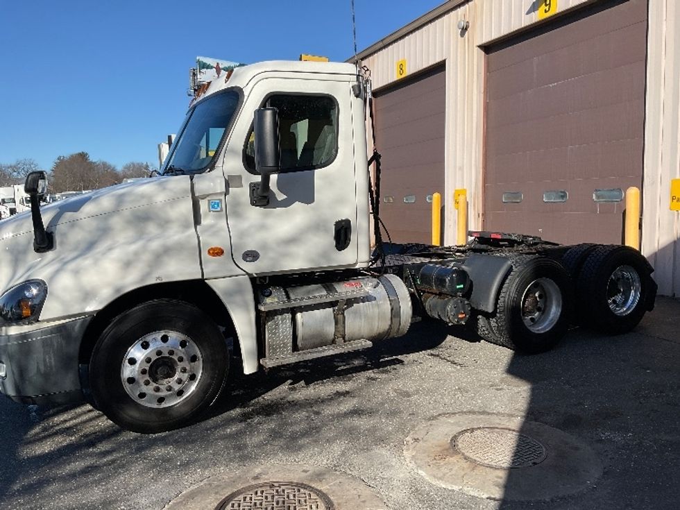 Day Cab Tractor-Heavy Duty Tractors-Freightliner-2019-Cascadia 12564ST-Springfield-MA-281,300\n\t\tmiles-$ 46,250 - Image 4