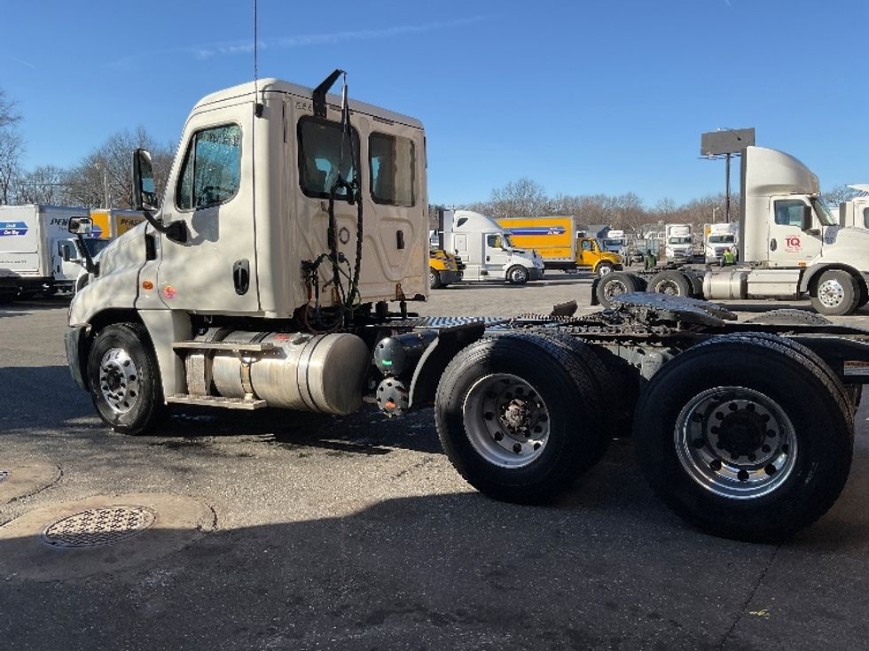 Day Cab Tractor-Heavy Duty Tractors-Freightliner-2019-Cascadia 12564ST-Springfield-MA-281,300\n\t\tmiles-$ 46,250 - Image 5