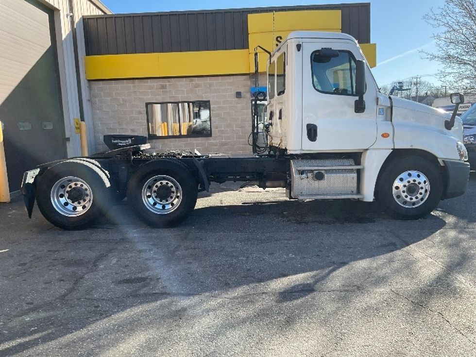 Day Cab Tractor-Heavy Duty Tractors-Freightliner-2019-Cascadia 12564ST-Springfield-MA-281,300\n\t\tmiles-$ 46,250 - Image 8