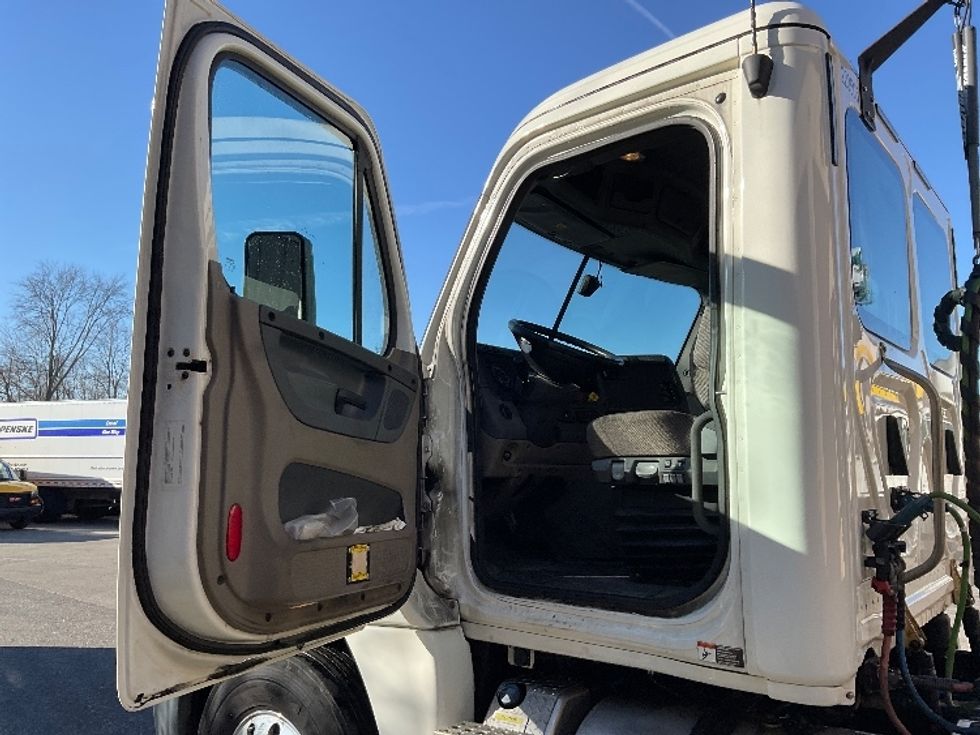 Day Cab Tractor-Heavy Duty Tractors-Freightliner-2019-Cascadia 12564ST-Springfield-MA-281,300\n\t\tmiles-$ 46,250 - Image 9
