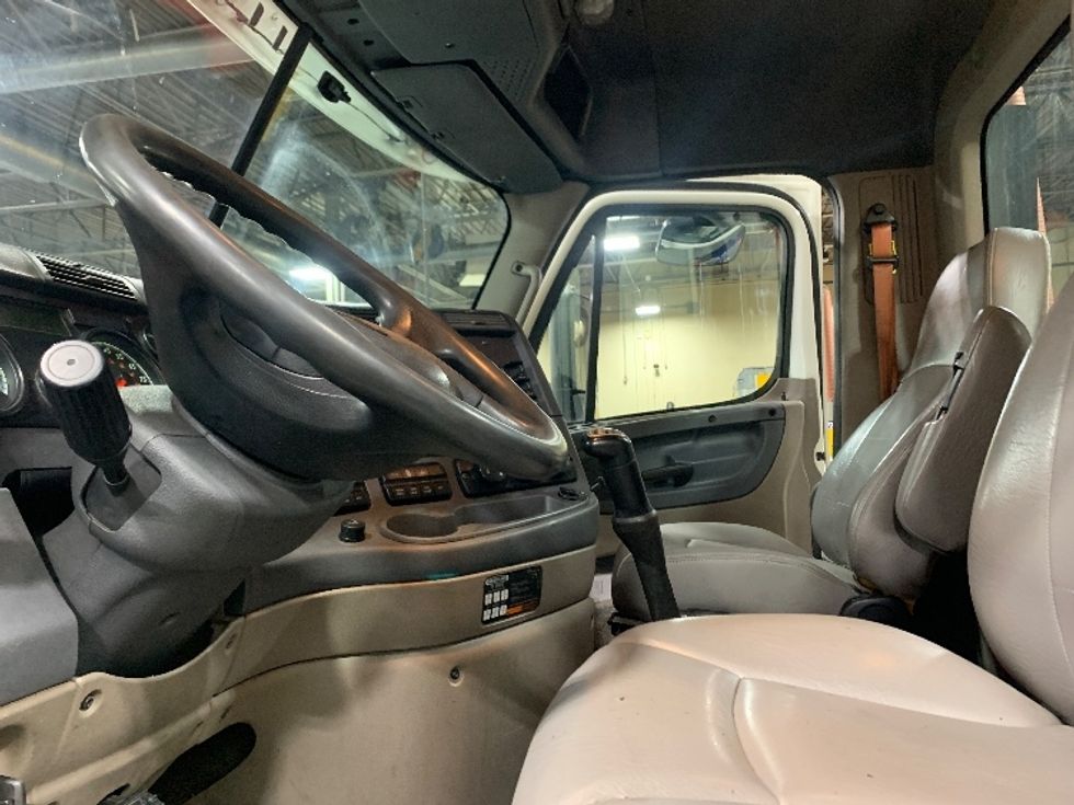 Day Cab Tractor-Heavy Duty Tractors-Freightliner-2019-Cascadia 12564ST-Springfield-MA-511,156\n\t\tmiles-$ 31,250 - Image 10