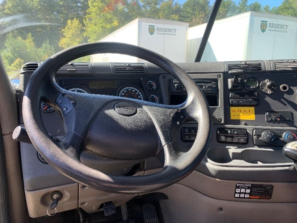 Day Cab Tractor-Heavy Duty Tractors-Freightliner-2019-Cascadia 12564ST-Springfield-MA-511,156\n\t\tmiles-$ 31,250 - Image 11