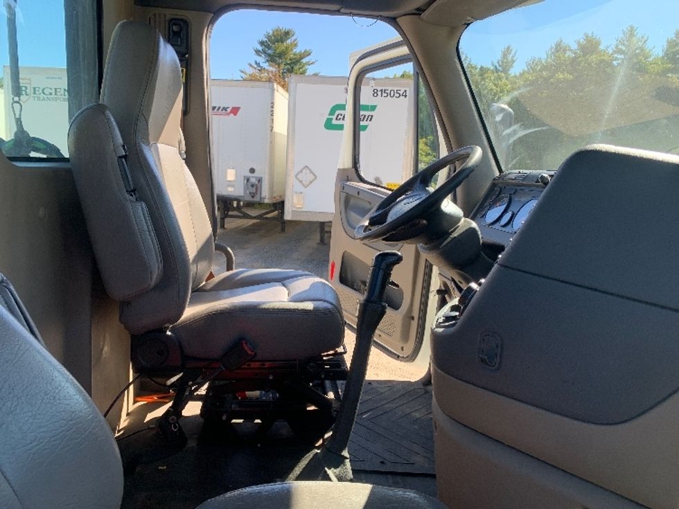 Day Cab Tractor-Heavy Duty Tractors-Freightliner-2019-Cascadia 12564ST-Springfield-MA-511,156\n\t\tmiles-$ 31,250 - Image 14