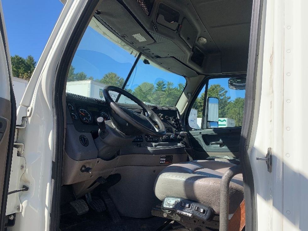 Day Cab Tractor-Heavy Duty Tractors-Freightliner-2019-Cascadia 12564ST-Springfield-MA-511,156\n\t\tmiles-$ 31,250 - Image 9