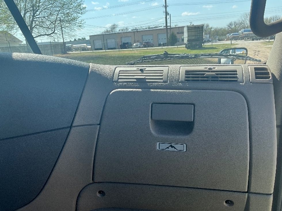 Day Cab Tractor-Heavy Duty Tractors-Freightliner-2019-Cascadia 12564ST-Springfield-MO-163,817\n\t\tmiles-$ 44,750 - Image 12