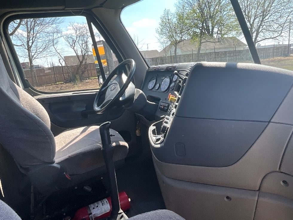 Day Cab Tractor-Heavy Duty Tractors-Freightliner-2019-Cascadia 12564ST-Springfield-MO-163,817\n\t\tmiles-$ 44,750 - Image 13